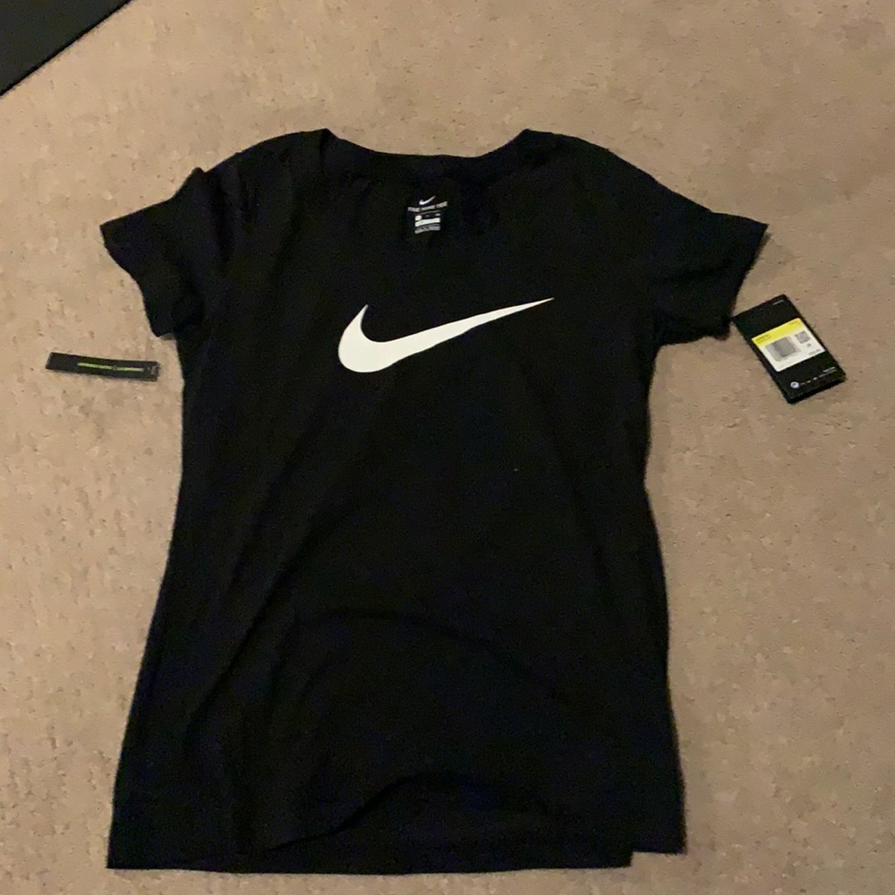 NWT Nike women’s scoop neck tee